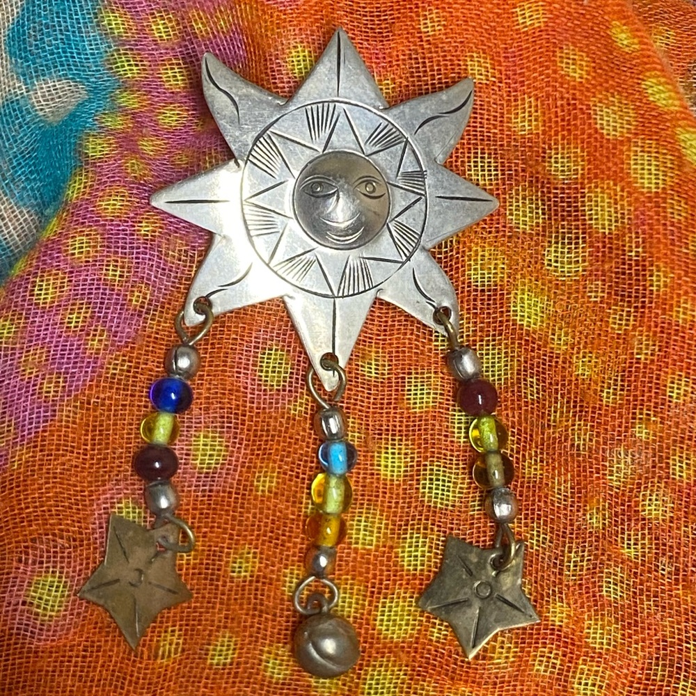 Vintage Sun Face Dangle Brooch – Mixed Beads & Star Charms – Boho Celestial Pin